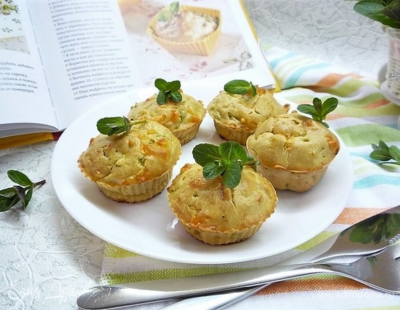 Горячие маффины посыпаем мятой и подаем. Приятного аппетита!