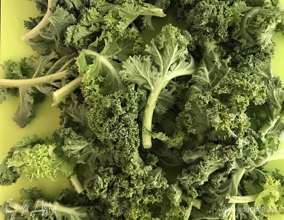 Листья кале (10 шт.) помыть, обсушить, удалить стебель, объединить с остальными ингредиентами.