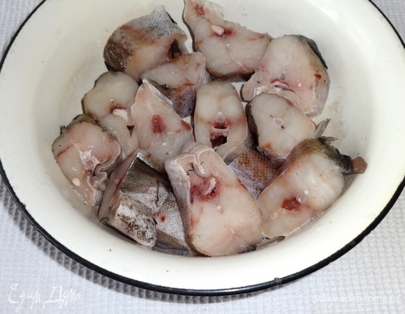 Минтай заранее разморозить в холодильнике, лишнюю воду слить.