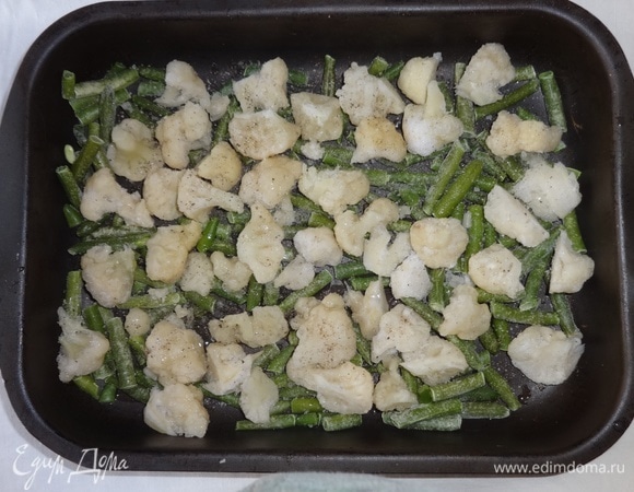 В форму для запекания выложить фасоль и капусту, немного посолить, поперчить, сбрызнуть 1 ст. л. масла.