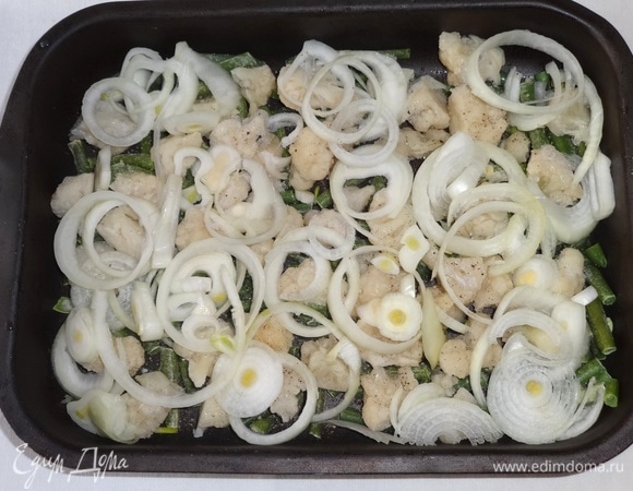 Выложить лук в форму поверх овощей. Полить оставшимся растительным маслом.