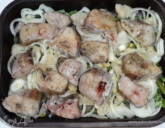 На лук выложить рыбу вместе с маринадом.