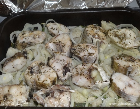 По истечении времени фольгу раскрыть и поставить форму обратно в духовку еще на 10–15 минут.