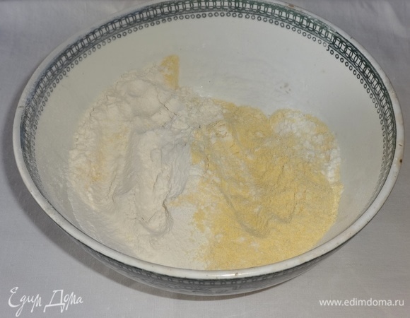 В миске соединить кукурузную и пшеничную муку, перемешать.