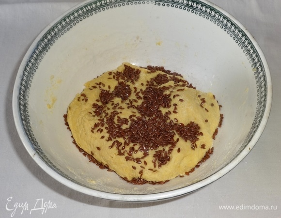 Всыпать льняное семя и немного помесить тесто, чтобы семена равномерно распределились.