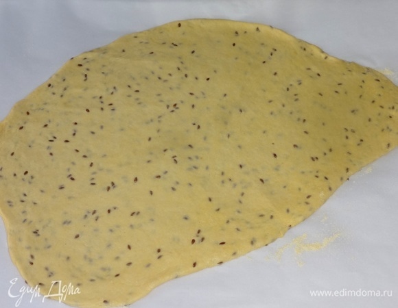 На пергаменте, подпыленном мукой, раскатать тесто в тонкий пласт толщиной примерно 3–4 мм.
