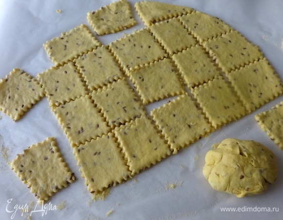 С помощью фигурного ножа вырезать печенье. Обрезки снова собрать в комок, раскатать и снова вырезать.