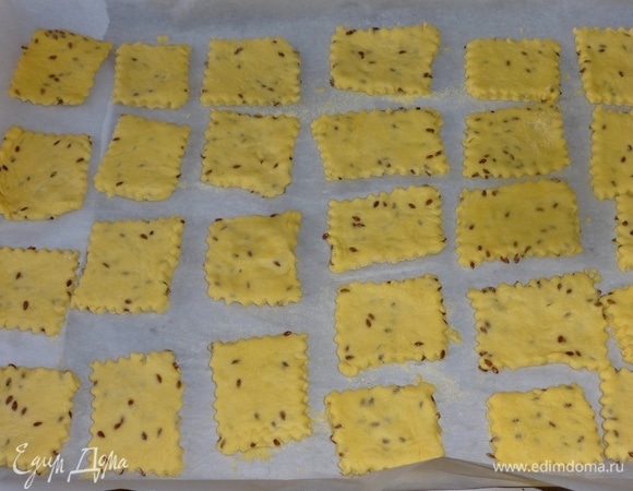 Противень застелить бумагой для выпечки и выложить печенье. Поставить противень в духовку, разогретую до 190°C, на 10–15 минут.