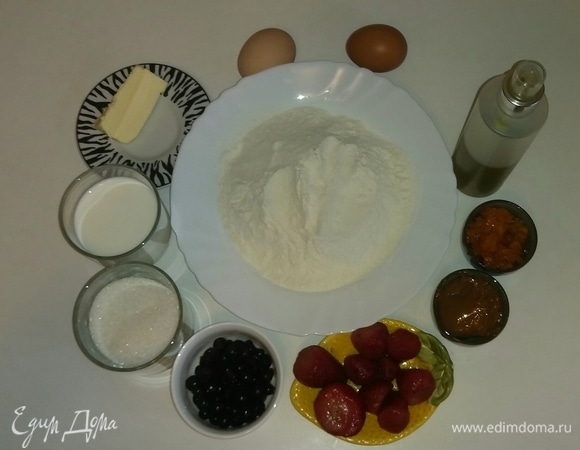 Все ингредиенты для пирога собираем вместе. Ягоды клубники и смородины я использовала замороженные, так что перед использованием их нужно разморозить. В ингредиентах я указала «апельсиновые цукаты». У меня они уже были готовые, но вместо них можно использовать тонко срезанную кожицу половины апельсина. В ингредиентах дважды указаны ягоды клубники и количество сахарного песка, т. к. большее их количество пойдет в пирог, а меньшее количество — для украшения.