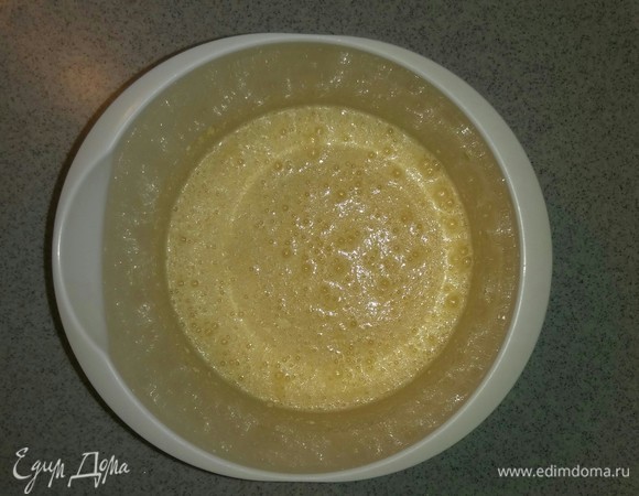 В глубокую емкость разбиваем яйца, добавляем сахарный песок, сливочное масло, молоко и сгущенное молоко. Взбиваем все миксером на небольшой скорости до однородного состояния.