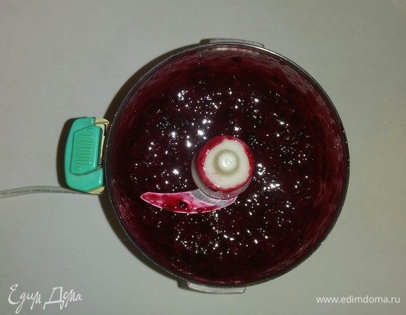 В блендере измельчаем ягоды клубники (60 грамм), смородины и апельсиновые цукаты до состояния пюре.