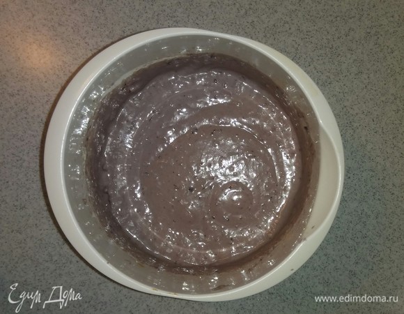 Добавляем измельченные ягоды и апельсиновые цукаты, а также просеянную муку в емкость к смеси масла, яиц, сахарного песка, молока и сгущенного молока. Затем перемешиваем все миксером на небольшой скорости до однородного состояния.