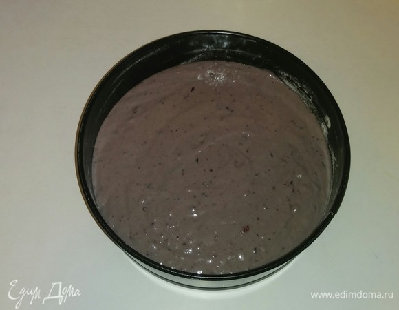 Берем форму для выпечки (моя диаметром 26 сантиметров, если у вас другой диаметр формы, то количество ингредиентов нужно изменить), смазываем ее оливковым маслом и чуть-чуть посыпаем мукой дно и края формы. Выливаем в нее тесто. Разогреваем духовку до 185°C и ставим в нее пирог на 45–50 минут (состояние готовности проверяем с помощью зубочистки, а время выпечки зависит от духовки).