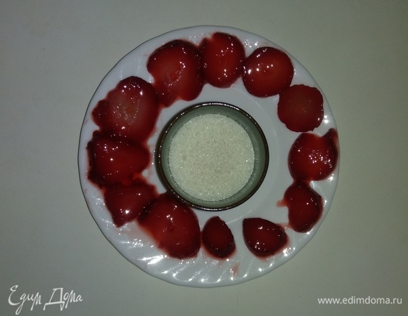 Подготавливаем ингредиенты для украшения пирога. Режем кружочками ягоды клубники (40 грамм). Через 30 минут после начала выпечки пирога достаем его из духовки и украшаем клубникой и сахарным песком (20 грамм), а затем ставим обратно в духовку допекаться еще оставшиеся 15–20 минут.