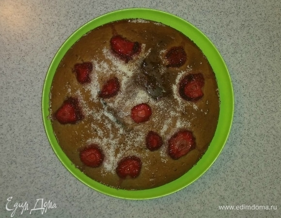 Затем достаем пирог из духовки. Даем ему минут пять постоять в форме, а затем вынимаем его и оставляем остывать до комнатной температуры. А после этого пьем чай/кофе и наслаждаемся. Приятного аппетита!