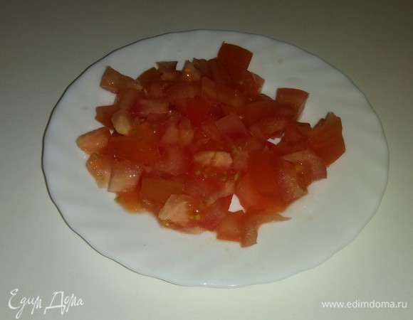 Помидор режем кубиками.