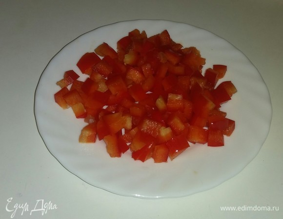 Перец тоже режем кубиками.