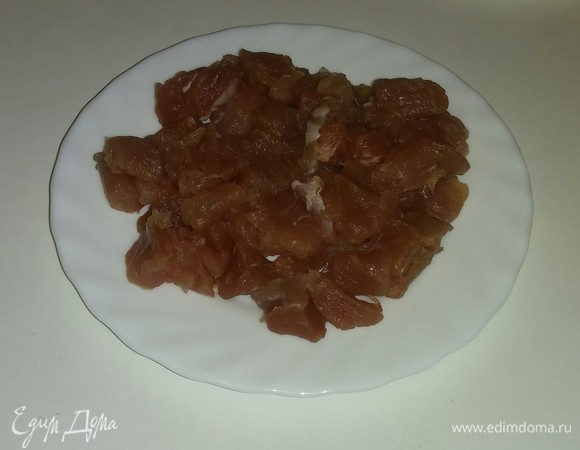 Мясо режем так же, как лук, — мелкими кубиками.