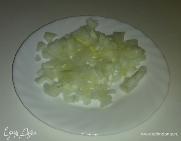 Репчатый лук режем мелкими кубиками.
