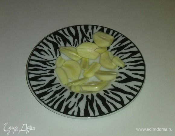 Зубчики чеснока режем вдоль на 3–4 части.