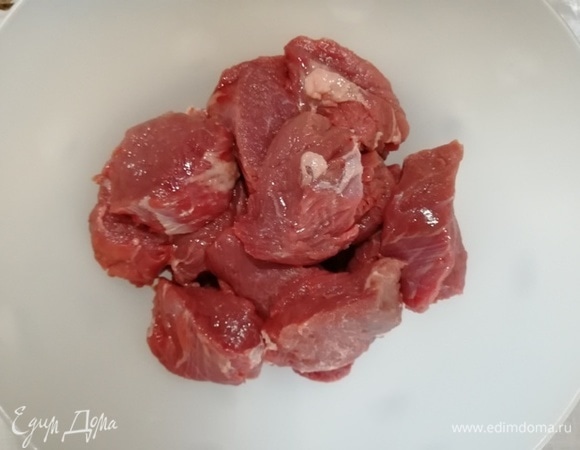 Мясо промыть и нарезать крупными кусочками.