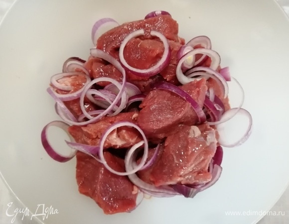 Лук нарезать кольцами и добавить к мясу.