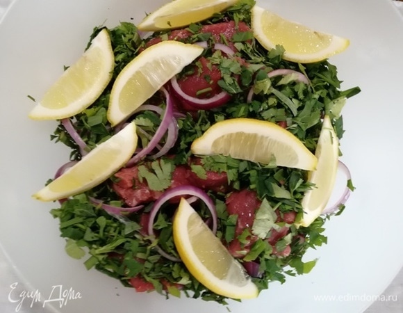 Зелень крупно нарезать, лимон разрезать на 8 частей. Добавить зелень и лимон к шашлыку.