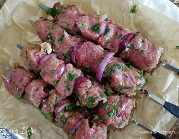 Нанизываем мясо на шпажки, чередуя с кольцами лука.