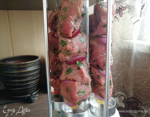 Шампура устанавливаем в электрошашлычницу.