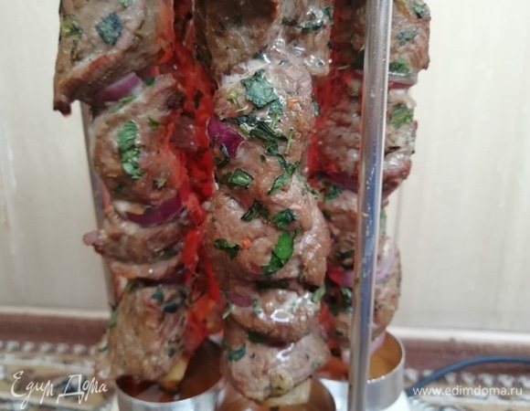 Жарим шашлык из говядины в течение 20 минут.