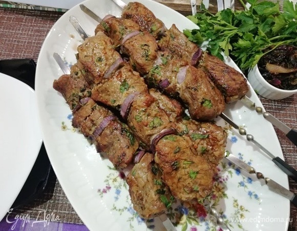 Выкладываем готовый шашлык на блюдо и подаем.