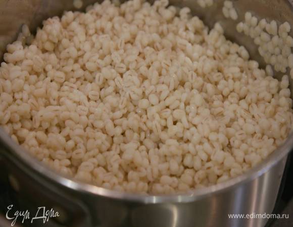 Перловку отварить согласно инструкции на упаковке.
