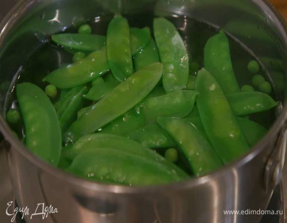 Зеленый горошек предварительно разморозить и вместе со стручковым горохом опустить на несколько минут в кипящую воду, затем воду слить и обдать горох ледяной водой.