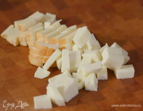 Оба вида сулугуни нарезать маленькими кубиками.