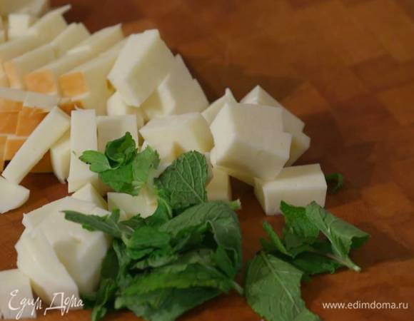 Листья мяты порвать руками.