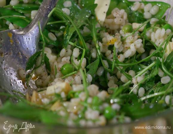 Полить перловку оливковым маслом Extra Virgin, добавить артишоки, цедру и сок лимона, посолить, поперчить и перемешать.