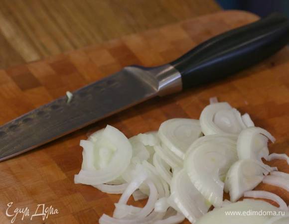 Лук почистить и нарезать тонкими полукольцами.
