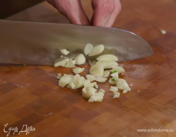 Чеснок почистить, раздавить плоской стороной ножа и мелко порубить.