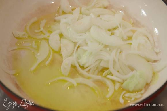 Разогреть в тяжелой сковороде 2 ст. ложки оливкового масла и обжарить лук и чеснок.