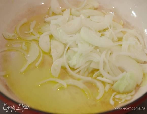 Разогреть в тяжелой сковороде 2 ст. ложки оливкового масла и обжарить лук и чеснок.