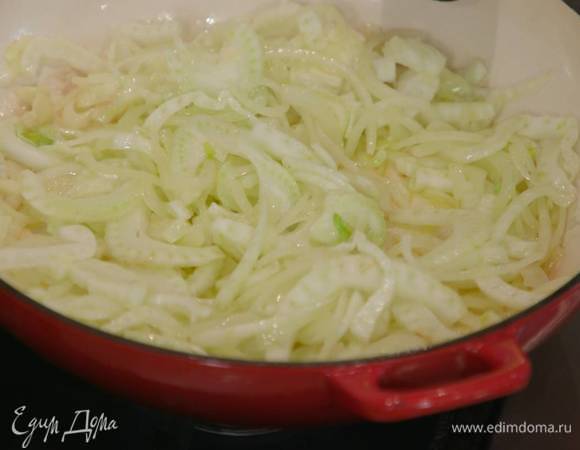 Фенхель нарезать тонкими полукольцами, выложить в сковороду с луком и чесноком, слегка посолить, добавить лавровый лист, можжевельник и все перемешать.