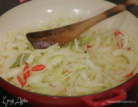 Перец чили нарезать тонкими кольцами, добавить в сковороду с овощами и, помешивая, обжарить до мягкости.