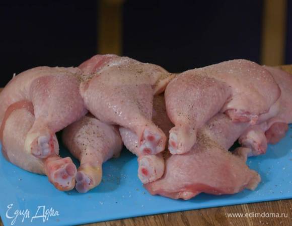 Окорочка посолить и поперчить с двух сторон.