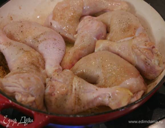 Обжаренные овощи переложить в отдельную посуду, а в сковороду добавить оставшееся оливковое масло, выложить окорочка и обжаривать с одной стороны до появления золотистой корочки, затем перевернуть.