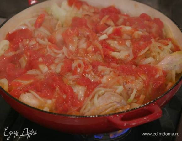Вернуть в сковороду обжаренные овощи, сверху разложить помидоры в собственном соку, влить вино и дать алкоголю немного выпариться, затем накрыть крышкой и готовить на небольшом огне 35‒40 минут.