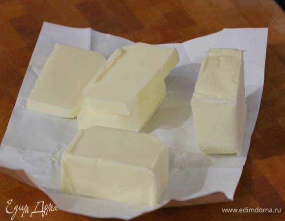 Нарезать 150 г предварительно охлажденного сливочного масла кубиками и выложить в чашу блендера.