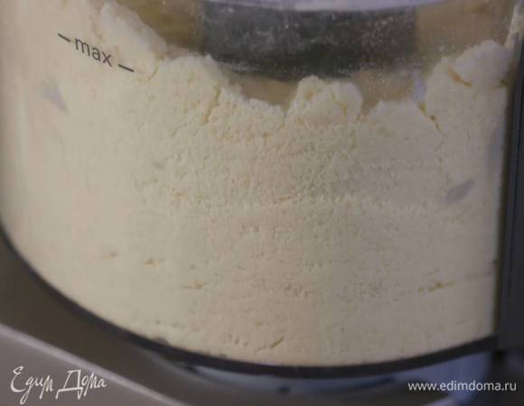 Всыпать к маслу муку и соль и взбить все в крошку, затем влить небольшое количество ледяной воды и взбить еще немного.