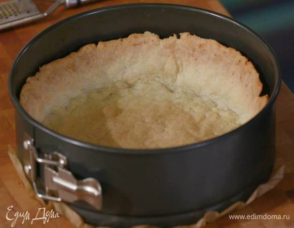 Выпекать корж в разогретой духовке 15‒20 минут.