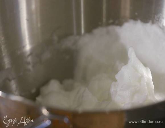 Белки взбить в блендере в пышную массу.