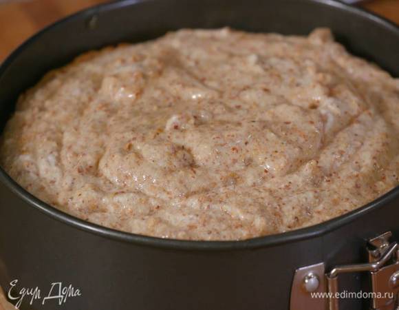 Подпеченный корж смазать апельсиновым джемом, сверху равномерно выложить начинку и выпекать пирог еще 20‒25 минут.